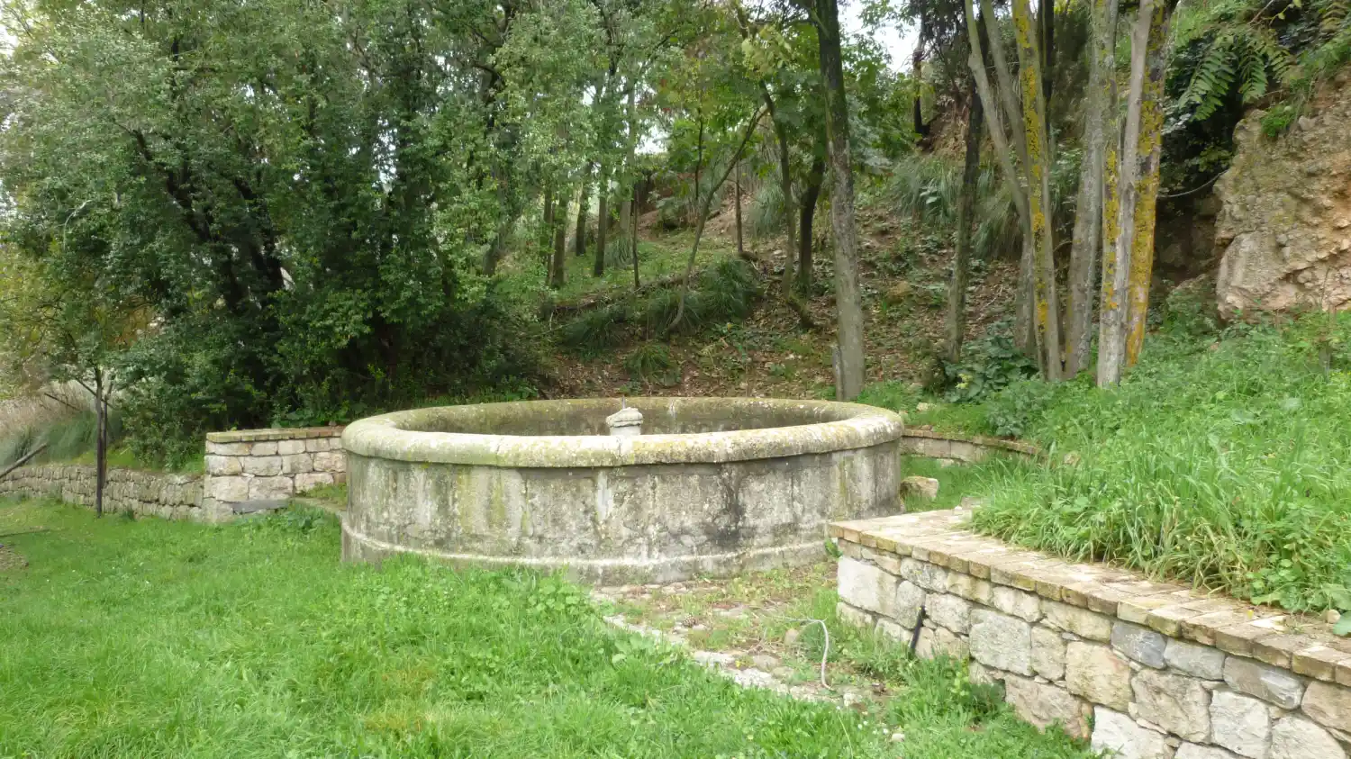 ANTICA FONTANA IN PIETRA