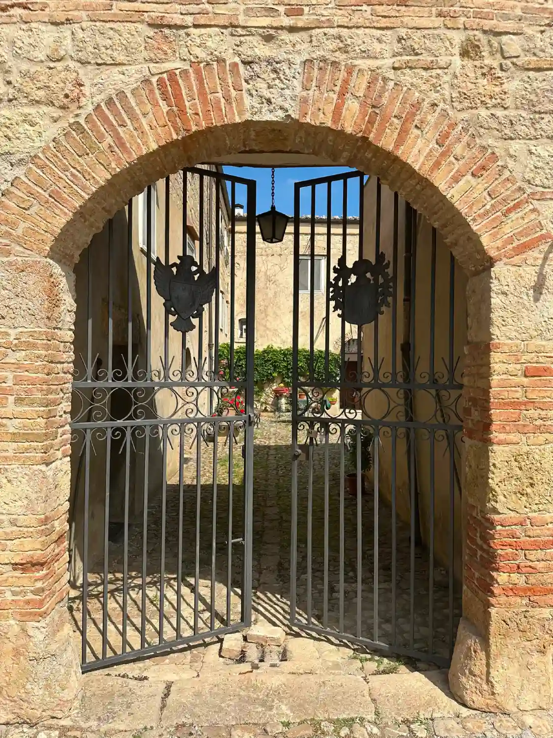 CANCELLO DI ACCESSO ALLA VILLA